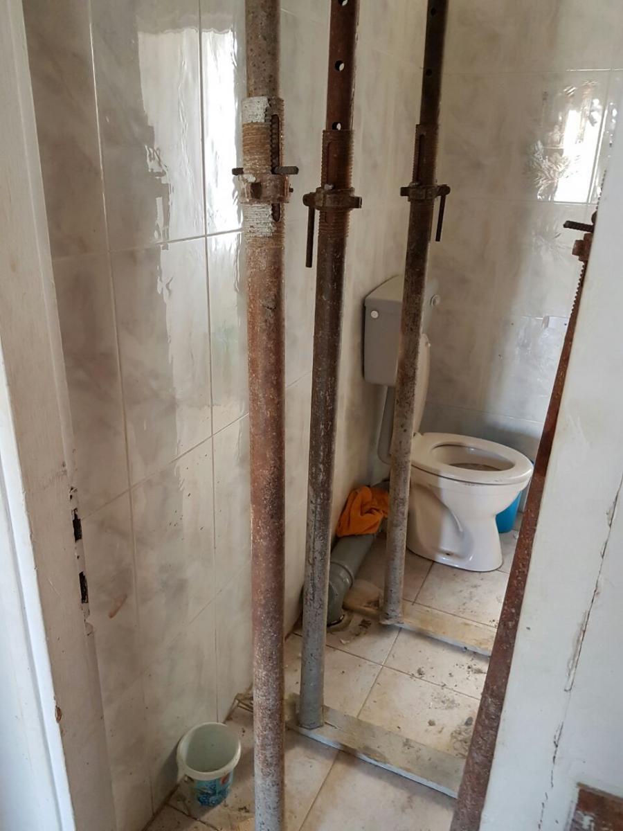 אין גישה או פרטיות בשירותים, כאן רוצים שתגור אימא עם ילדים